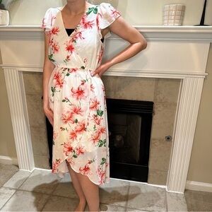 Jun & Ivy Romantic White Faux Wrap Floral Flowy Chiffon Dress
Size XS